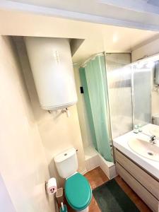 W łazience znajduje się zielona toaleta i umywalka. w obiekcie Appartement tout équipé à 6 minutes de la Gare St Charles w Marsylii