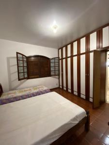 um quarto com 2 camas e uma janela em Sítio morada nova em Contagem