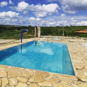 ein großer blauer Pool mit blauem Wasser in der Unterkunft Sítio morada nova in Contagem