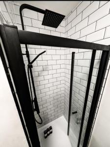 una ducha a ras de suelo con azulejos blancos del metro en The White Hart en Kings Lynn