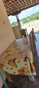 einen Tisch und Stühle in einem Zimmer mit Tisch in der Unterkunft Sítio morada nova in Contagem