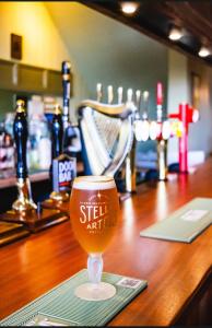 um copo de cerveja sentado em cima de um bar em The White Hart em Kings Lynn