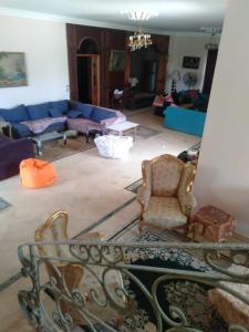 a living room with a couch and a chair at الريف الاوروبي in El-Qaṭṭa