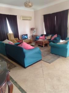 uma sala de estar com dois sofás azuis num quarto em الريف الاوروبي em El-Qaṭṭa