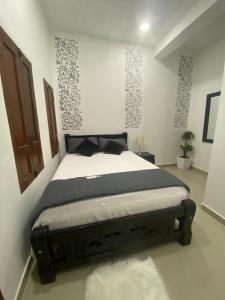 een slaapkamer met een groot bed in een kamer bij La Reserva de UBA in El Socorro