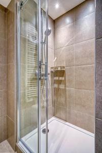 eine Dusche mit Glastür im Bad in der Unterkunft Appartement de luxe - Aux portes de Paris in Saint-Mandé