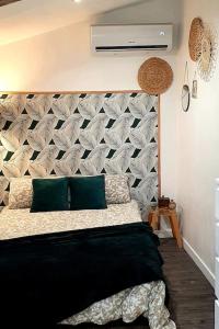Llit o llits en una habitació de Maisonnette climatisée avec piscine & Spa