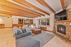 ein Wohnzimmer mit Couch und Kamin in der Unterkunft Lake Tahoe Retreat 720LC in Incline Village