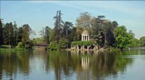 ein Park mit einem Denkmal inmitten eines Sees in der Unterkunft Appartement de luxe - Aux portes de Paris in Saint-Mandé