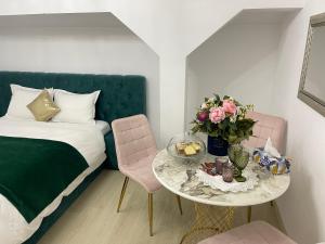 Vila Zoe BucharestAirport&Therme&Parking Otopeni客房内的一张或多张床位
