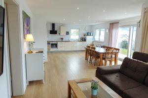 A kitchen or kitchenette at Ferienwohnung MEHLBAUM