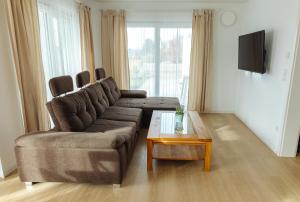 uma sala de estar com um sofá e uma mesa de centro em Ferienwohnung MEHLBAUM em Albstadt