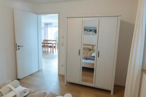 阿爾布施塔特的住宿－Ferienwohnung MEHLBAUM，带镜子的房间和一间带卧室的房间