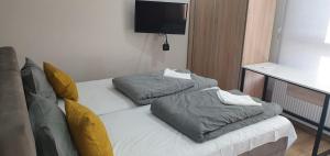 um quarto com uma cama com dois sacos de dormir em Apartmani Stara Skola 
