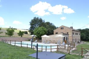 Bazén v ubytování Agriturismo Forestale Luti nebo v jeho okolí