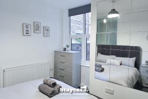 Postel nebo postele na pokoji v ubytování Charming 6-bed Near Alexandra Park - Free Parking