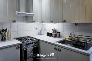 Kuchyň nebo kuchyňský kout v ubytování Charming 6-bed Near Alexandra Park - Free Parking