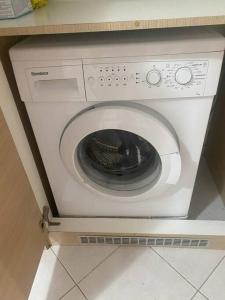 una lavadora blanca sentada en un armario en New lovely apartment in Heraklion en Heraclión