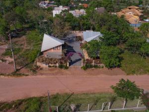 an overhead view of a house with a yard at Pousada Taruma Challes 01 in Bonito