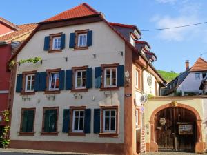 an old house with blue shutters on a street at Gemütliche Hof Wohnung in St Martin mit Sauna in Sankt Martin