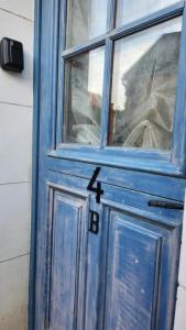 a blue door with the number four on it at Le 4B - Maison atypique et reposante 