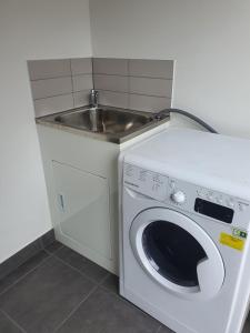 una lavadora en una cocina con fregadero en Cozy Value Comfy Budget Rooms ! Kick Back n Relax, en Berwick