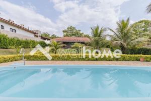 uma villa com piscina em frente a uma casa em Casa com ampla área verde e piscina em Itupeva em Itupeva