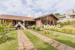 uma casa com um sinal que lê casa em Casa com ampla área verde e piscina em Itupeva em Itupeva