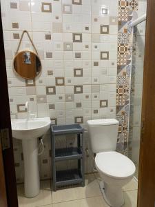 uma casa de banho com um WC e um lavatório em cabana canto da maré em Bombinhas