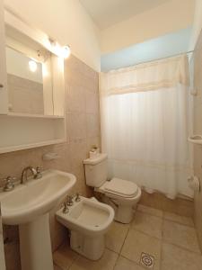 皮納馬爾的住宿－5 Soles II，白色的浴室设有水槽和卫生间。
