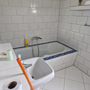 La salle de bains est pourvue d'une baignoire et d'un lavabo. dans l'établissement Casa-Miri, à Piribebuy