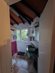 ein Bad mit einem Waschbecken, einem WC und einem Fenster in der Unterkunft Casa-Miri in Piribebuy
