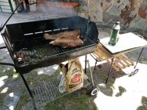 een grill met een stuk vlees erop bij Apto. a dos cuadras del mar in Atlántida