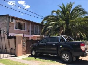 un camion noir garé devant une maison dans l'établissement Mi Bella Vista - Quinta Con Pileta, à Bella Vista