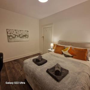 um quarto com uma cama grande e toalhas em 4 Bed Park View House-Free Parking - Sleep 8 em Plymouth