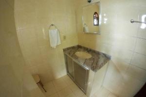 a bathroom with a sink and a mirror at Casa da Olga Itatiaia in Itatiaia