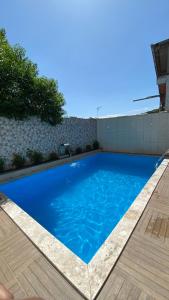 une grande piscine bleue dans une arrière-cour dans l'établissement Pousada Floripes, à Morro de São Paulo