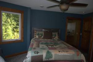 Tempat tidur dalam kamar di Cuyuna Lake Cabin Retreat