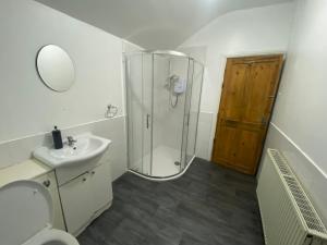 Kúpeľňa v ubytovaní Spacious 4BR Close to Digbeth