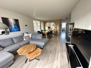 een woonkamer met een bank en een tafel bij Spacious and family friendly apartment in Kópavogur in Reykjavík