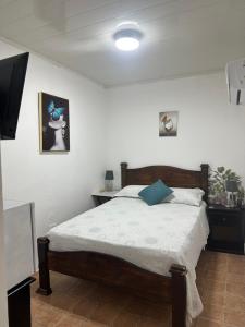 um quarto com uma cama grande num quarto em Hostal Compostela Inn em David