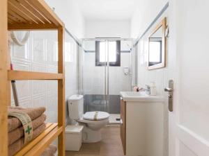 małą łazienkę z toaletą i umywalką w obiekcie Mahostly Apartamento Comillas SE w mieście Arrecife