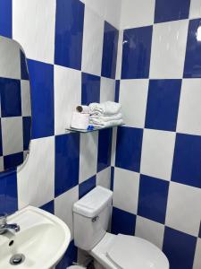 a bathroom with a toilet and a sink at Hostal Compostela Inn in David