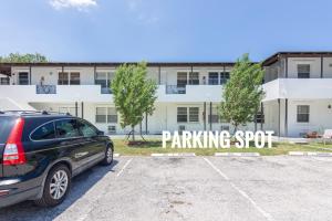 un coche aparcado en un aparcamiento frente a un edificio en Las Olas Studio - 5 minutes from Las Olas Beach en Fort Lauderdale