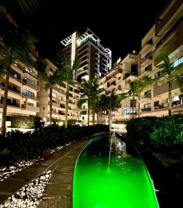 zielony basen przed budynkiem w obiekcie Stunning 2BR APT w/Pool&Garden w mieście St. Julian’s