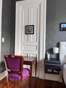 a room with a desk and a chair with a purple seat at La Casa de Lola BA in Buenos Aires