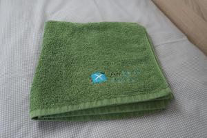 Una toalla verde con un cubo azul. en AirSpot Balice, en Cholerzyn
