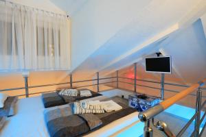 1 dormitorio con 2 camas y TV de pantalla plana en Apartments Ella, en Split