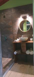 ein Bad mit einem Waschbecken und einem Spiegel in der Unterkunft Casita Maripier Colón 