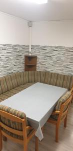 a couch with a white table and two chairs at Gute Nacht 2 in Langenbeutingen